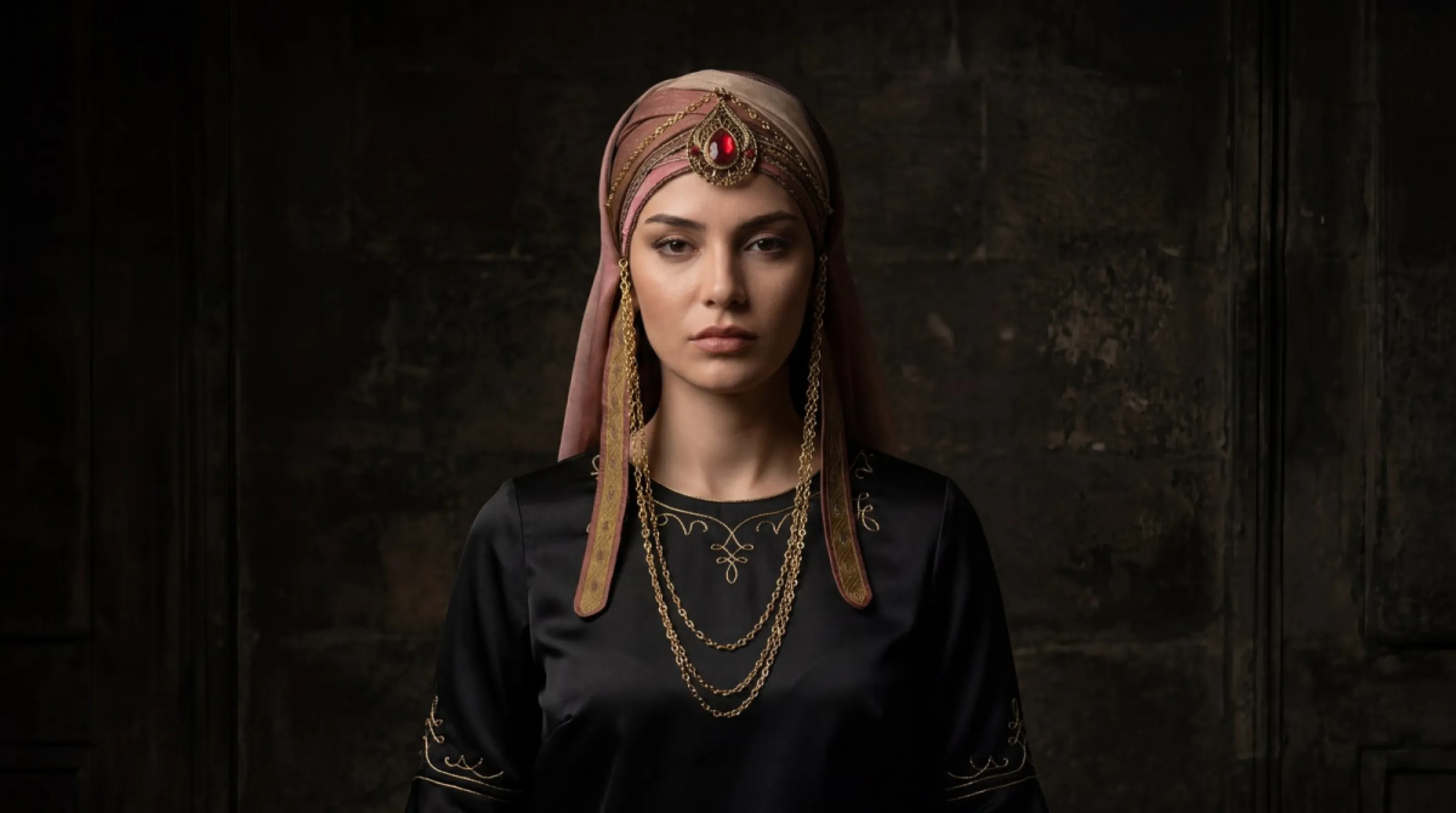 Yakut Alınlıklı Gül Kurusu Sarma Başlık